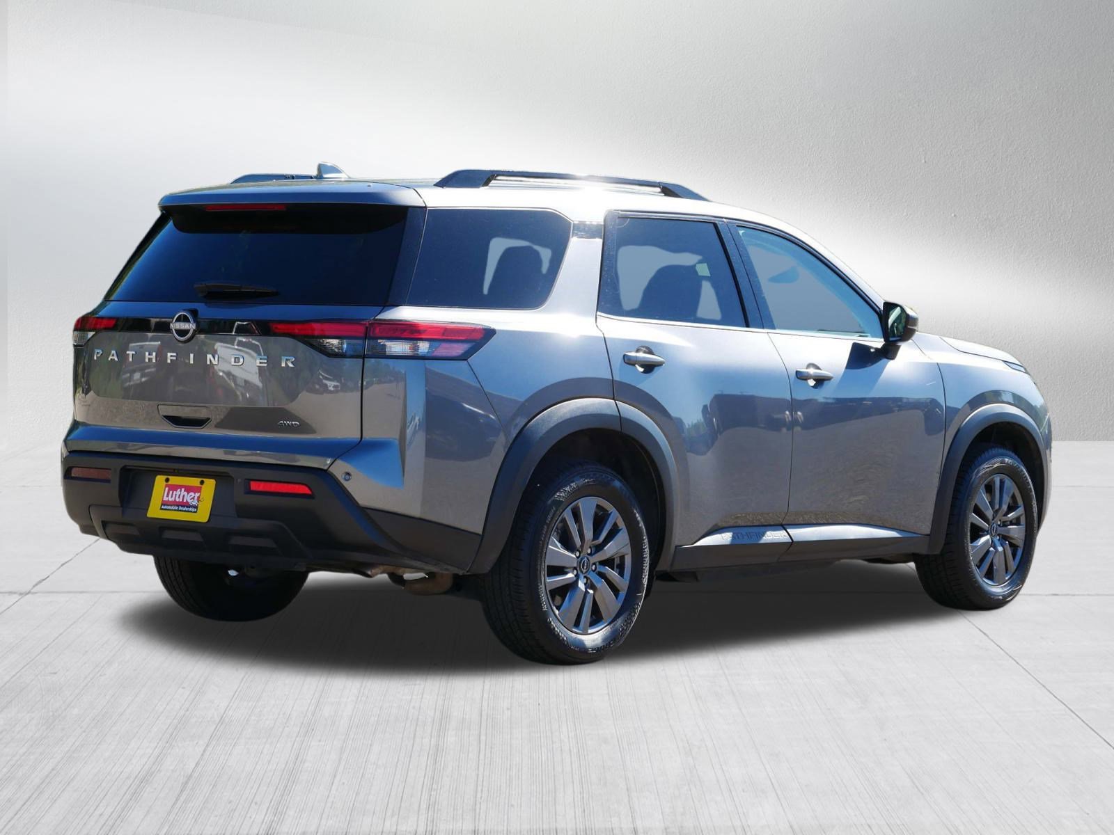 Used 2025 Nissan Pathfinder SV image 7