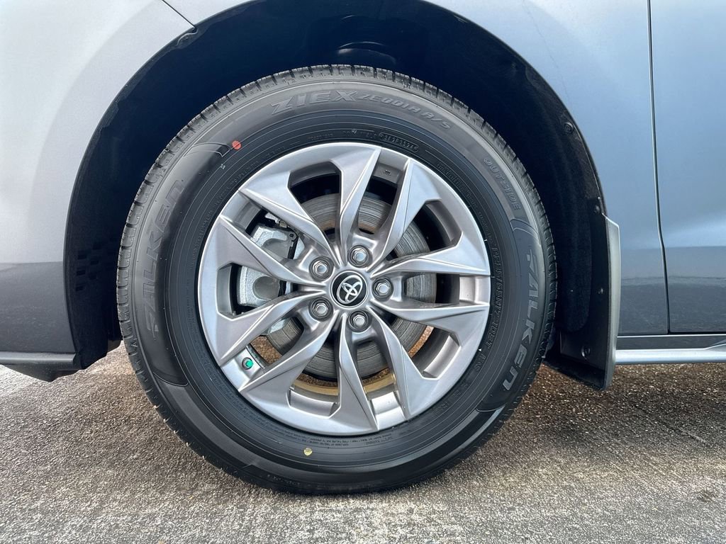 Used 2025 Toyota Sienna XLE FWD image 12
