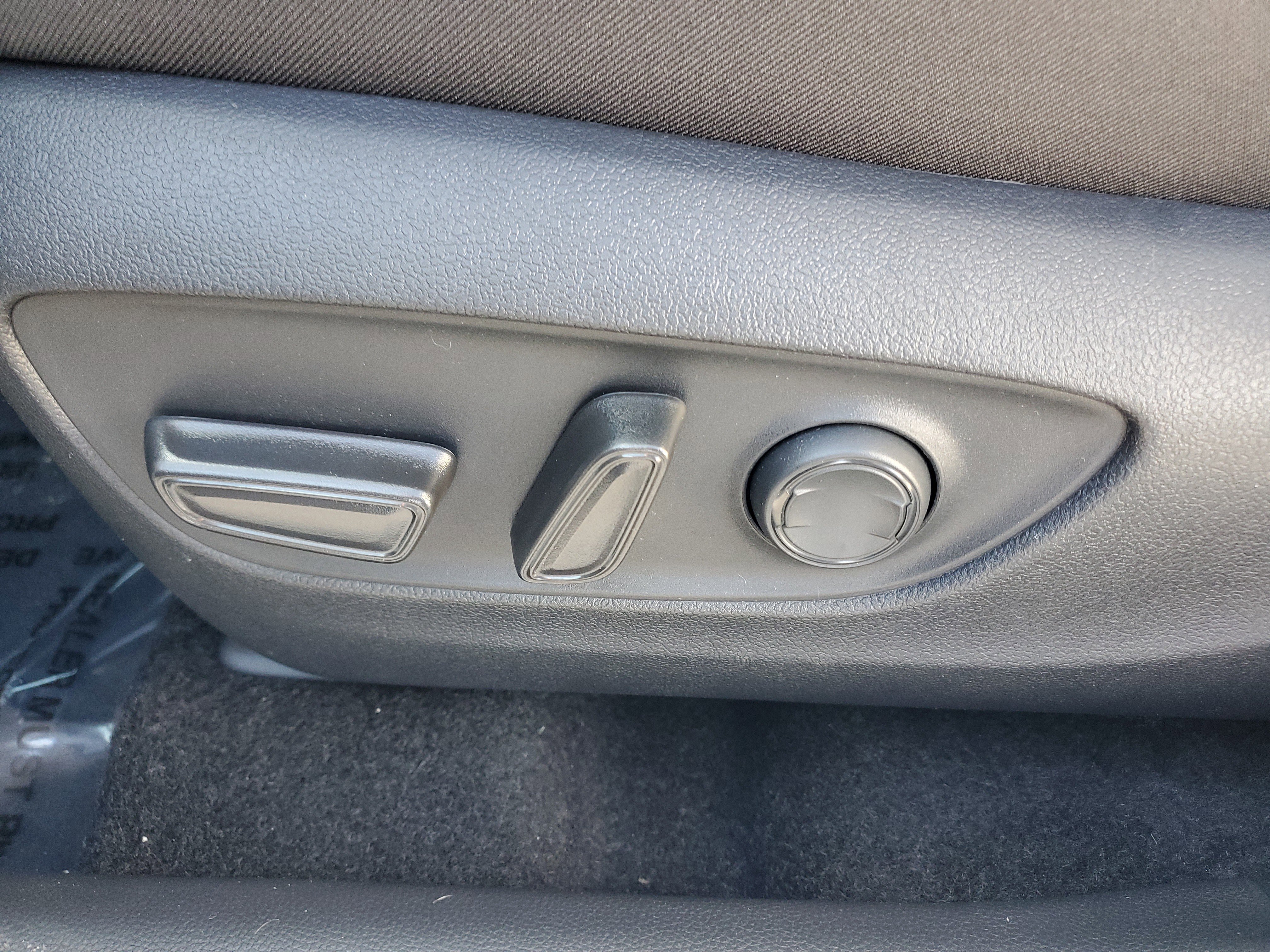 Used 2025 Toyota RAV4 XLE image 17