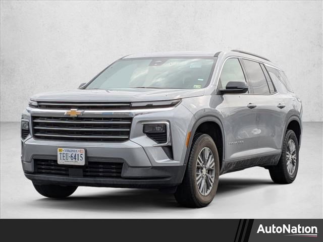 Used 2025 Chevrolet Traverse LT image 1