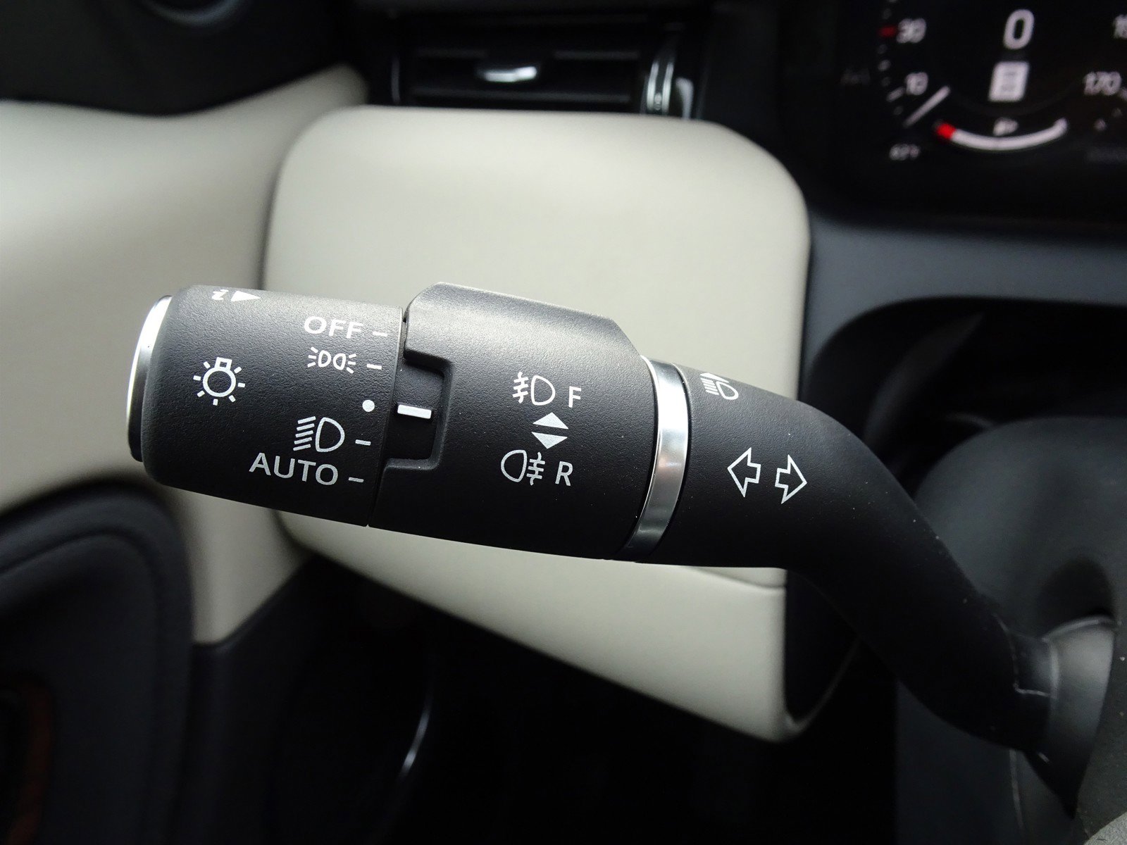 New 2025 Land Rover Discovery Sport S image 27