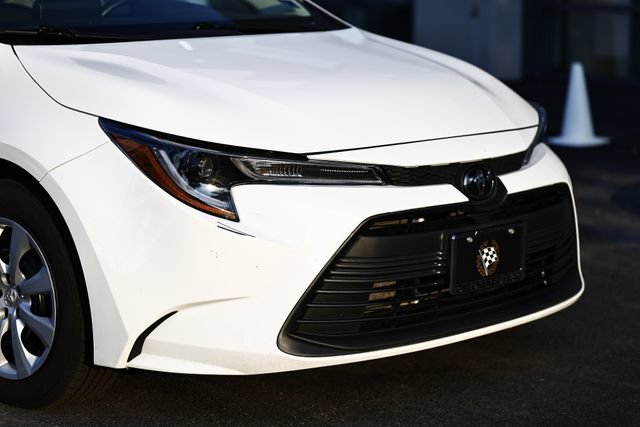 Used 2024 Toyota Corolla LE FWD image 2