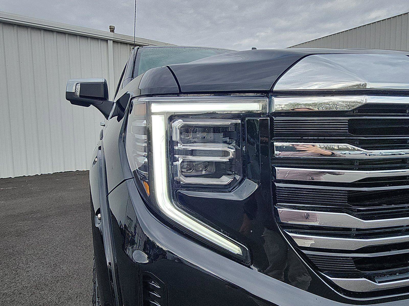 Used 2025 GMC Sierra 1500 SLT AWD/4WD image 12