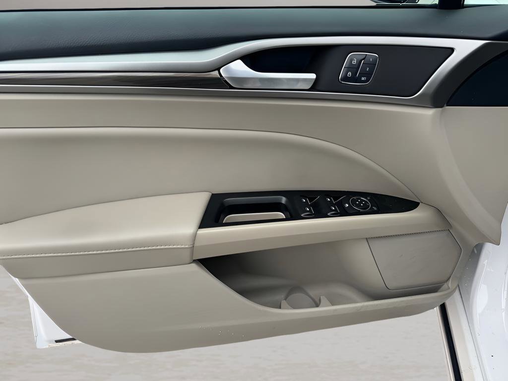 Used 2017 Ford Fusion SE w/ Fusion SE Technology Package image 16