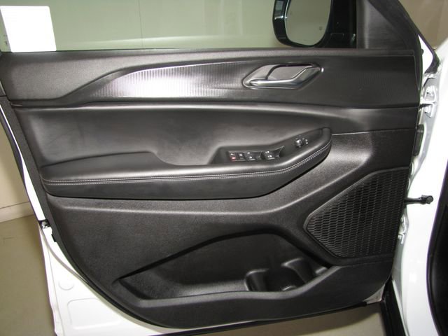 Used 2025 Jeep Grand Cherokee Altitude AWD/4WD image 11