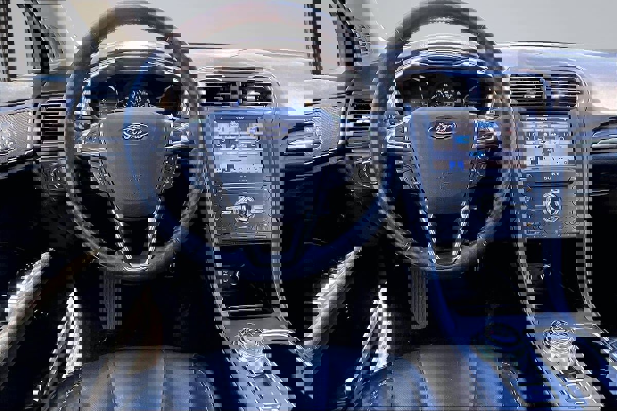 Used 2017 Ford Fusion Energi Titanium FWD image 5