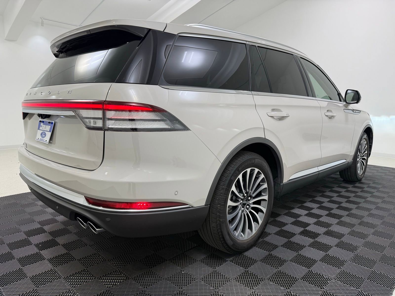 Used 2023 Lincoln Aviator Reserve w/ Equipment Group 201A image 7