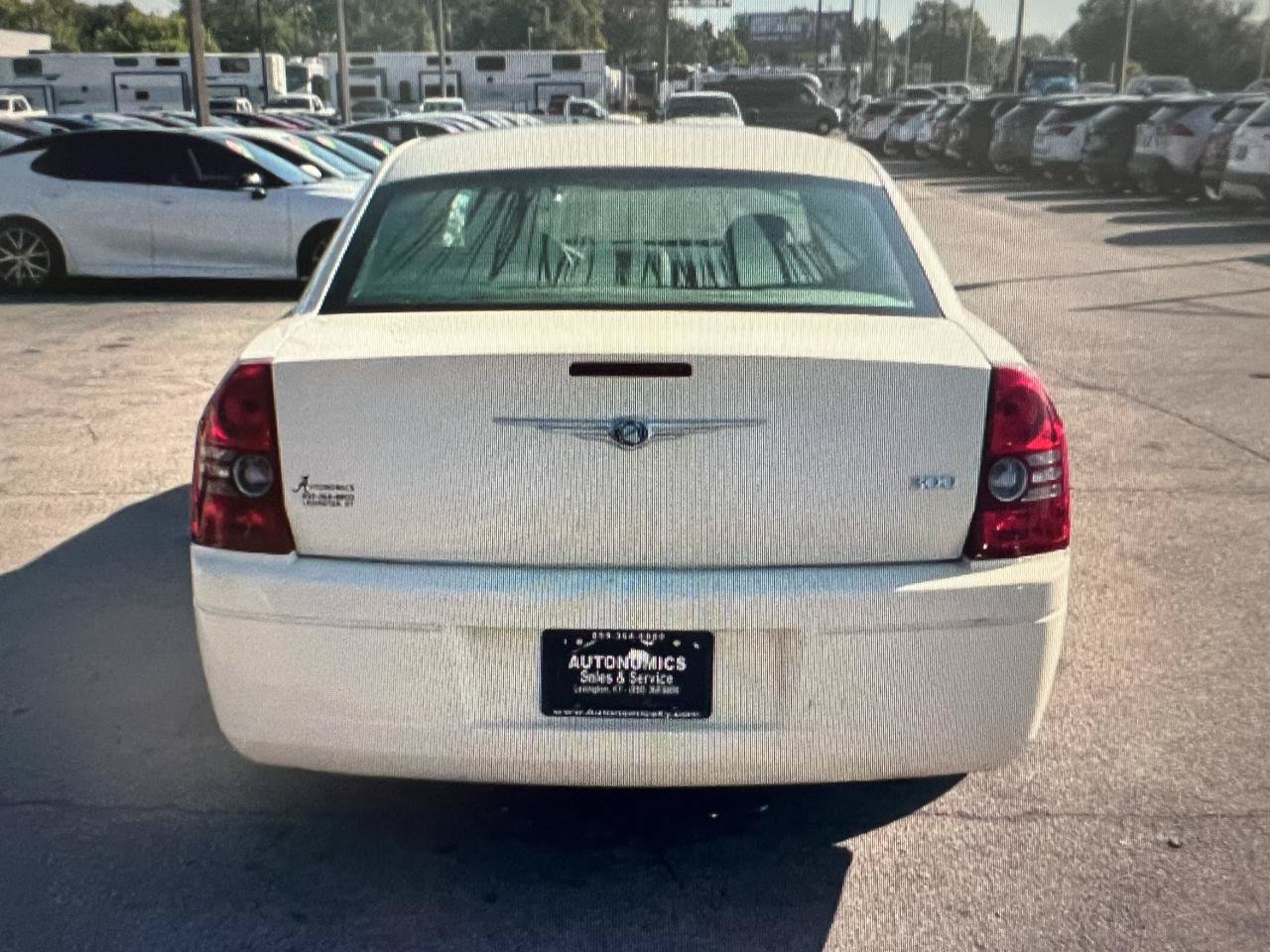 Used 2009 Chrysler 300 LX RWD image 4