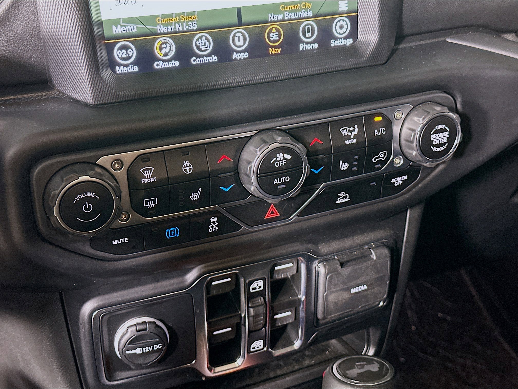 Used 2023 Jeep Wrangler Sahara w/ Cold Weather Group image 23