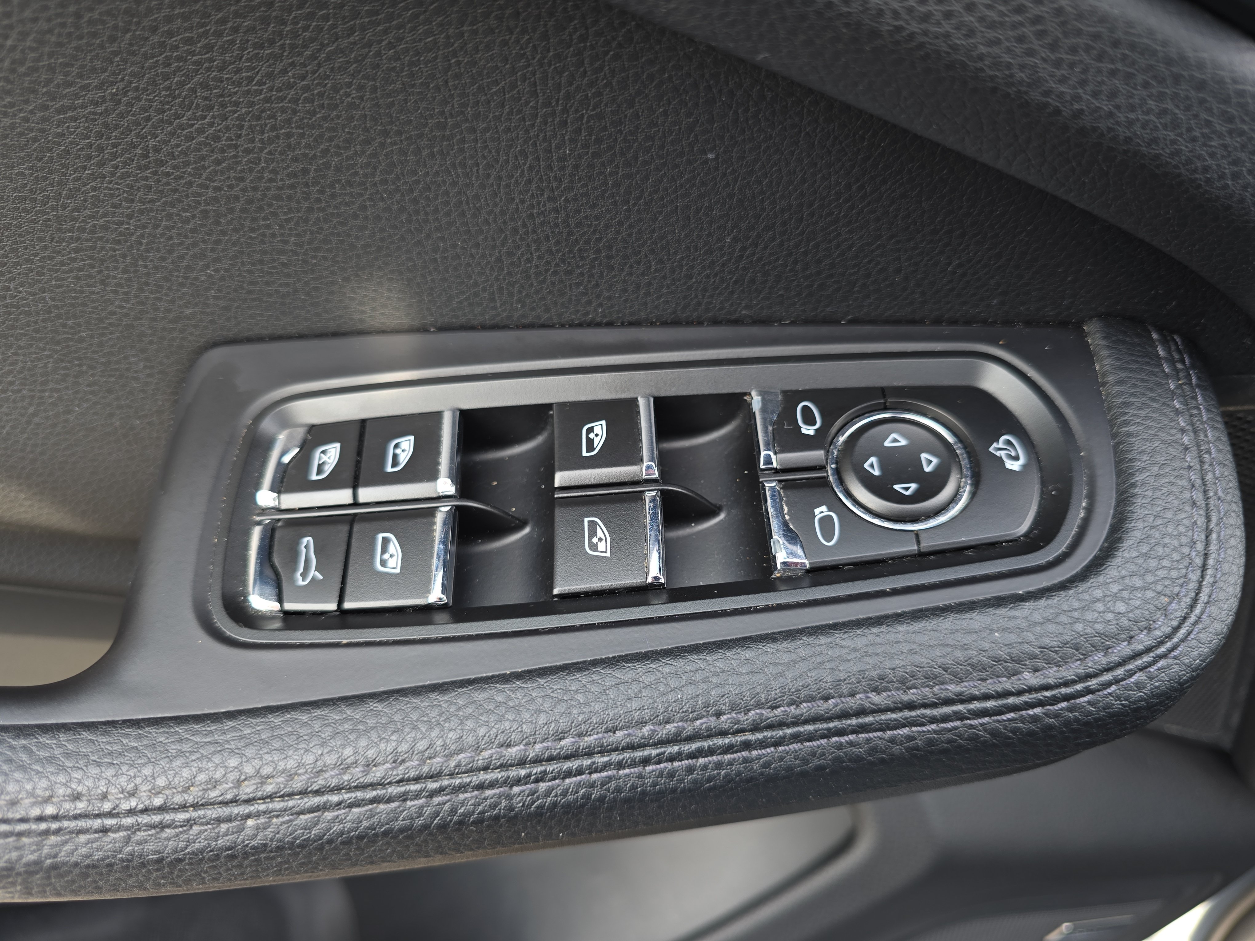Used 2022 Porsche Macan AWD/4WD image 28