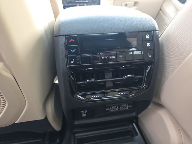 Used 2025 Jeep Grand Cherokee L Limited w/ Luxury Tech Group II image 18