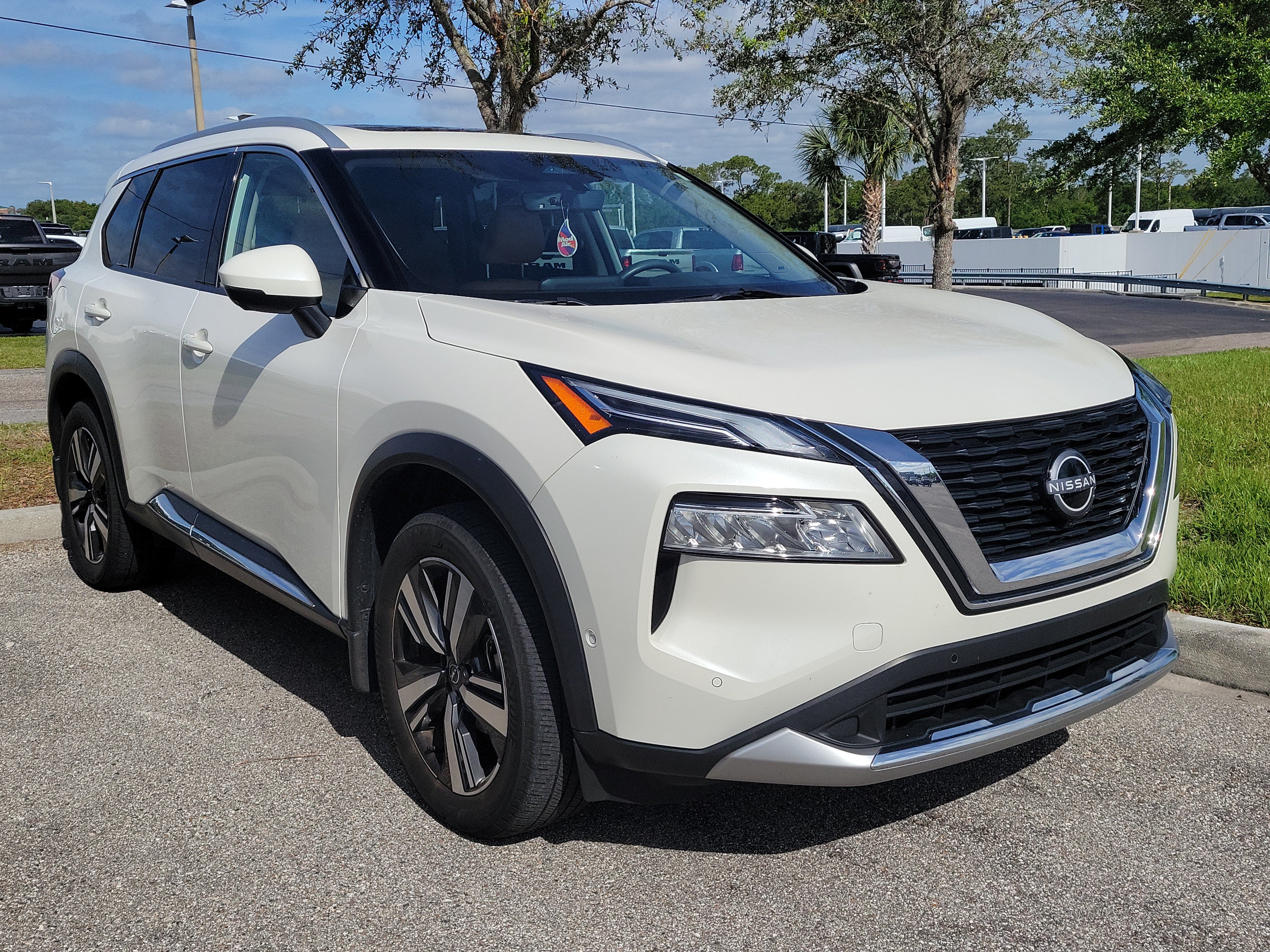 Used 2023 Nissan Rogue Platinum w/ Platinum Premium Package FWD image 2