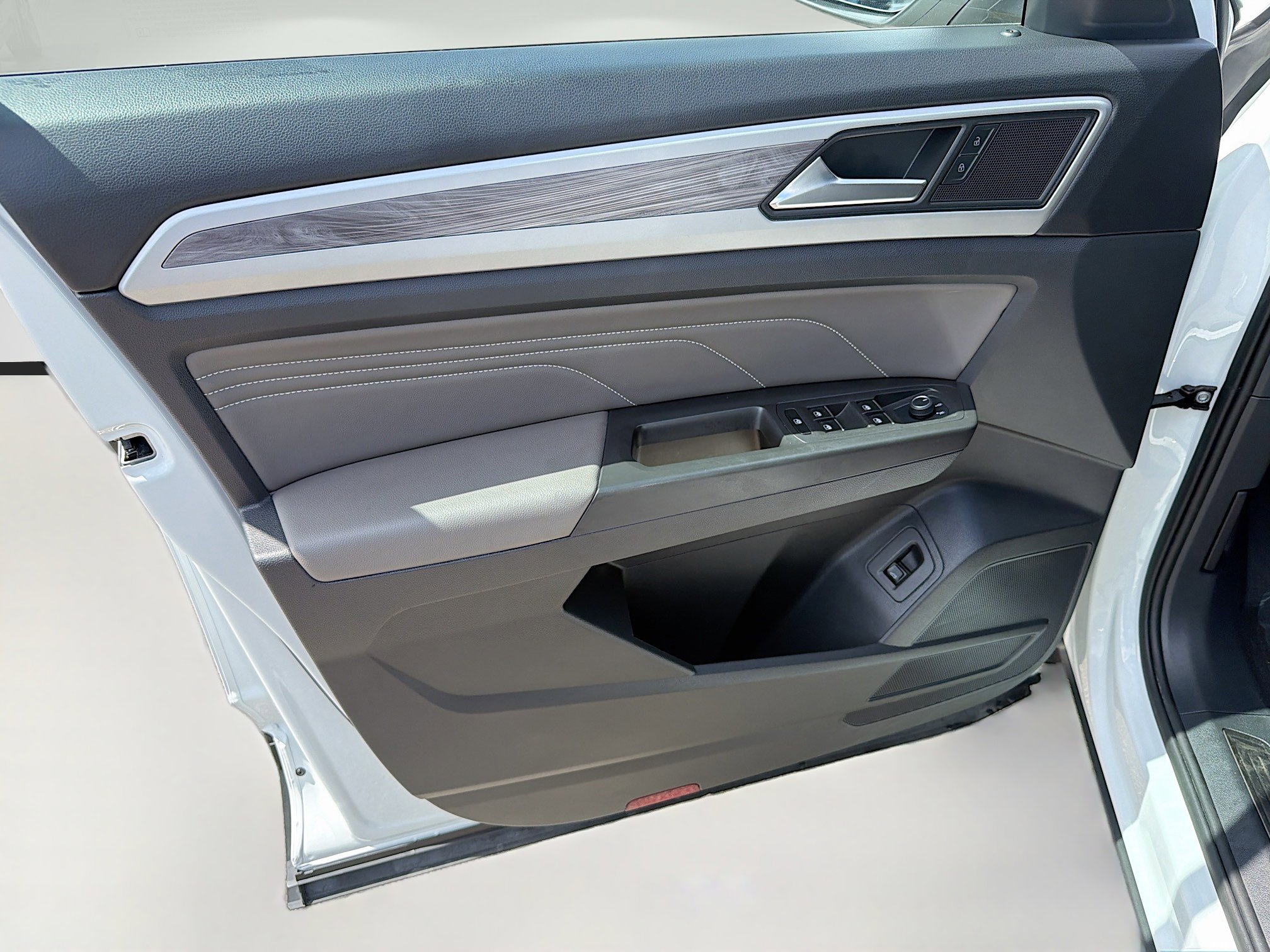 Used 2023 Volkswagen Atlas Cross Sport SE w/ Black Wheel Package image 19