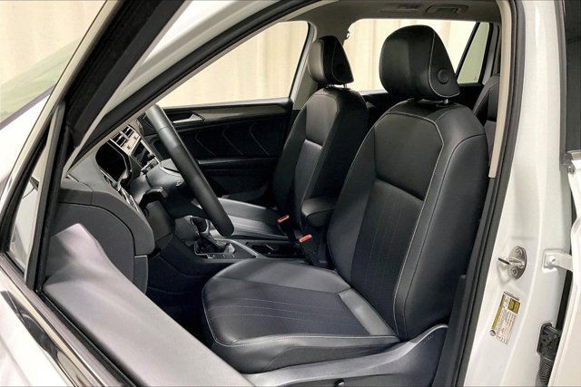 Used 2024 Volkswagen Tiguan SE w/ Panoramic Sunroof Package FWD image 25