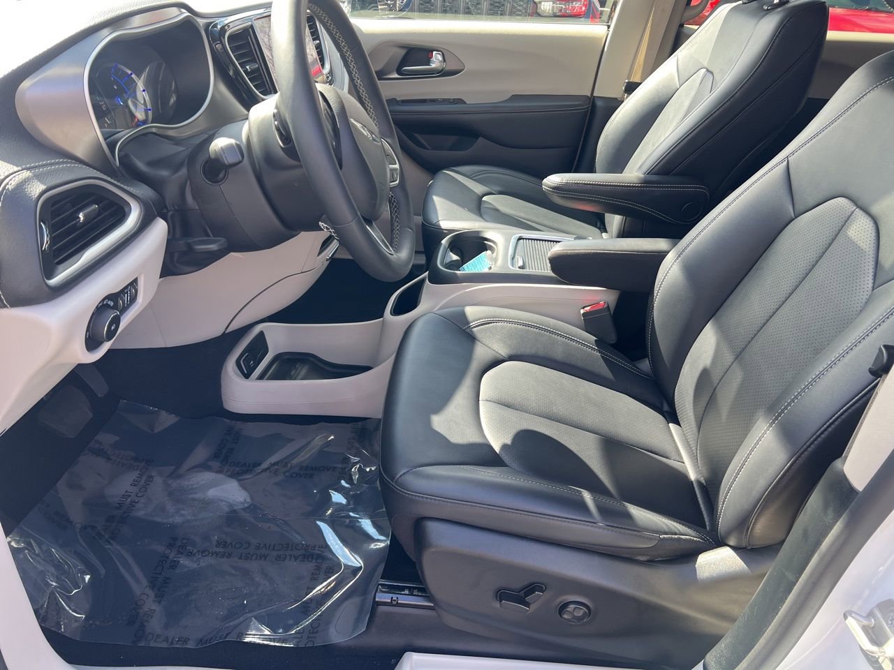 Used 2024 Chrysler Pacifica Select image 15