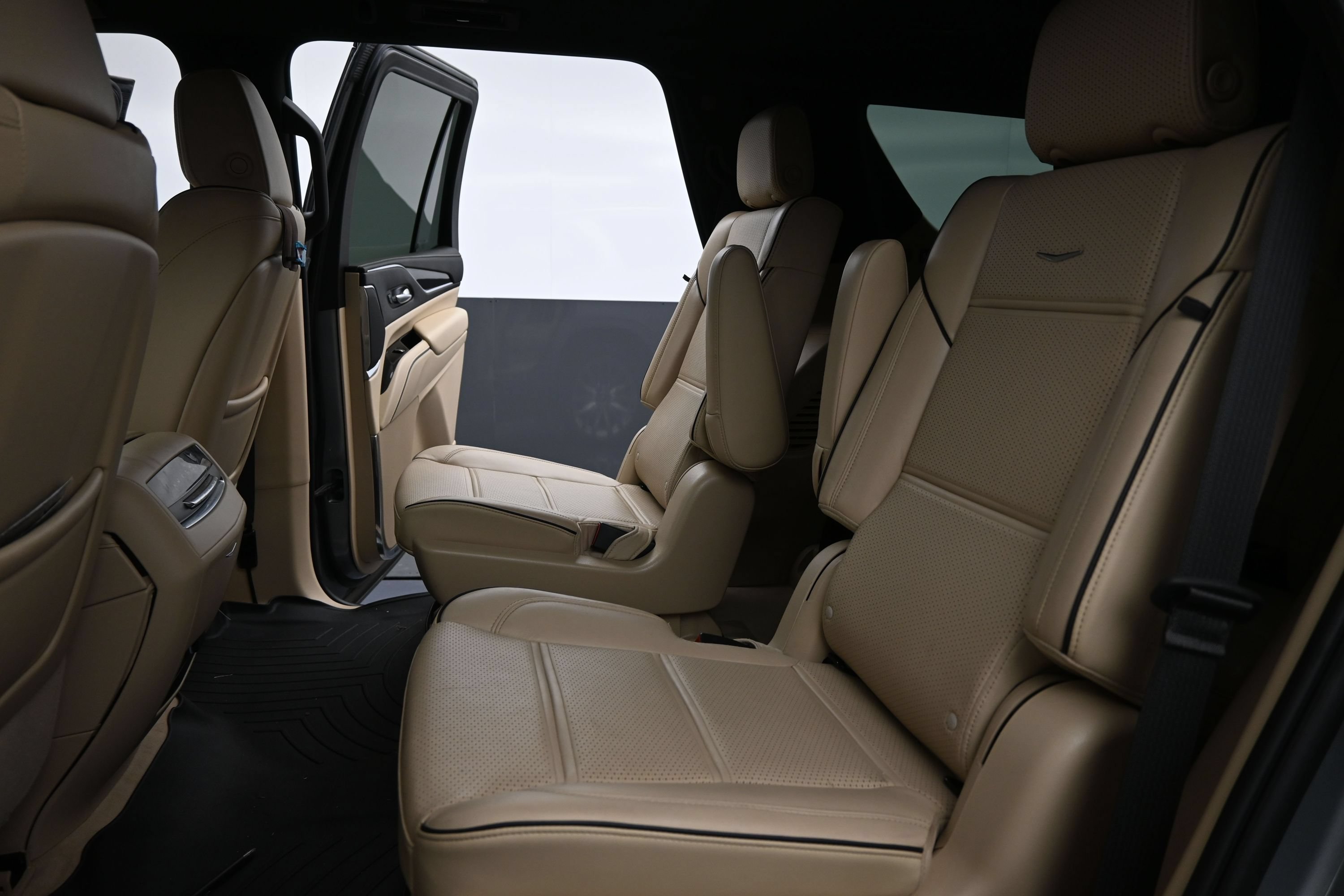 Used 2023 Cadillac Escalade Premium Luxury AWD/4WD image 24