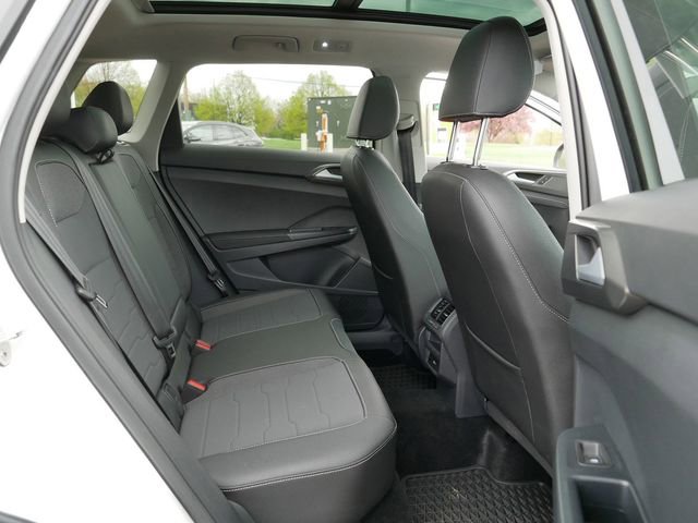 Used 2025 Volkswagen Taos SE AWD/4WD image 19