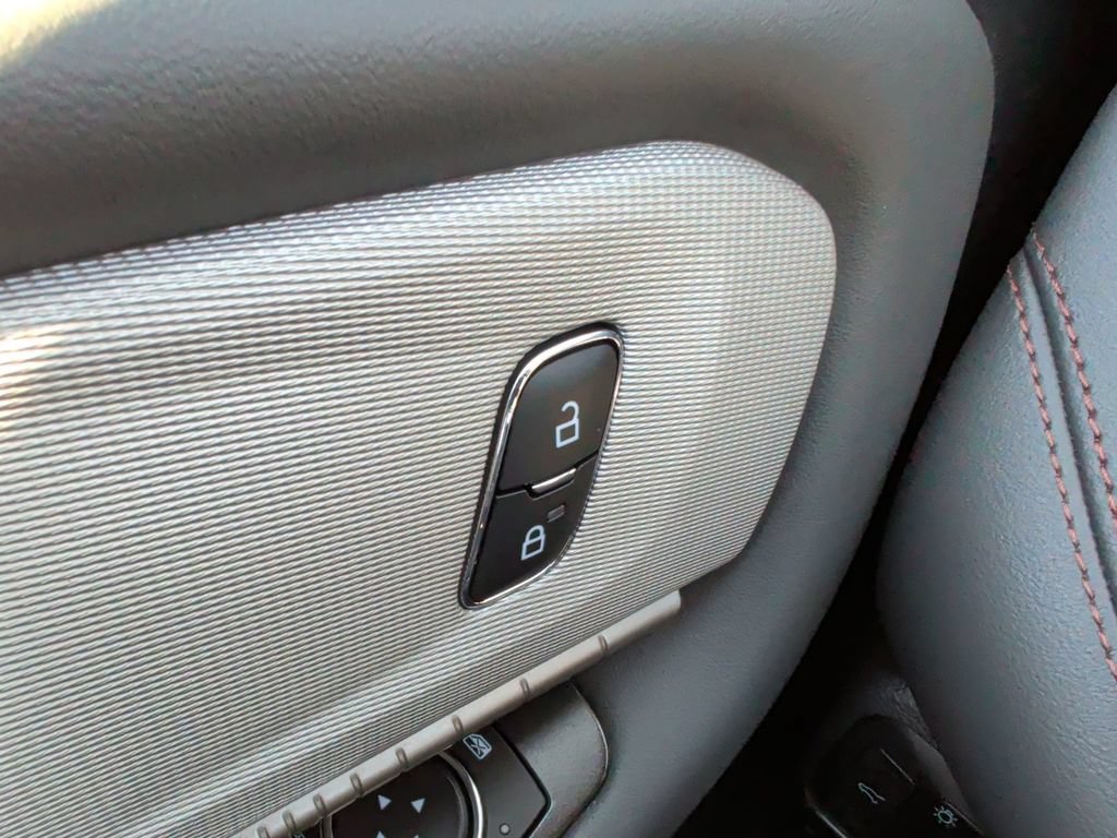 Used 2025 Ford Explorer Active AWD/4WD image 31