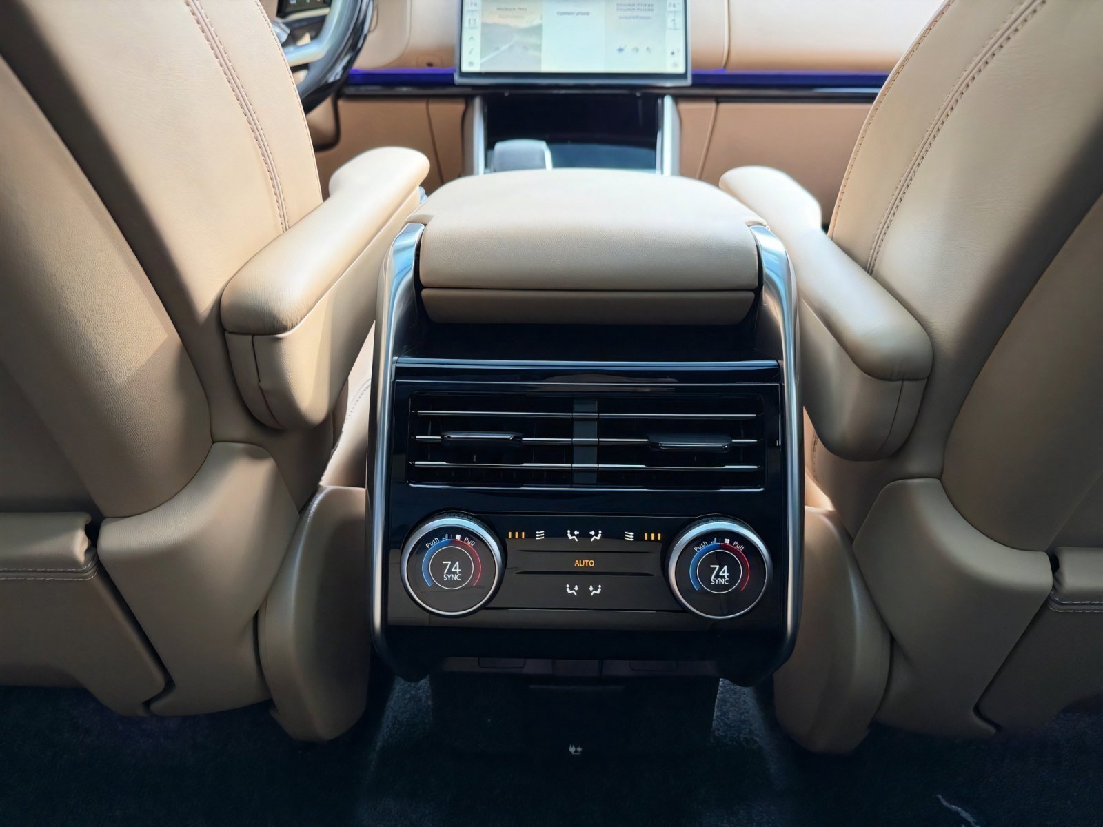 New 2025 Land Rover Range Rover Long Wheelbase SE image 15
