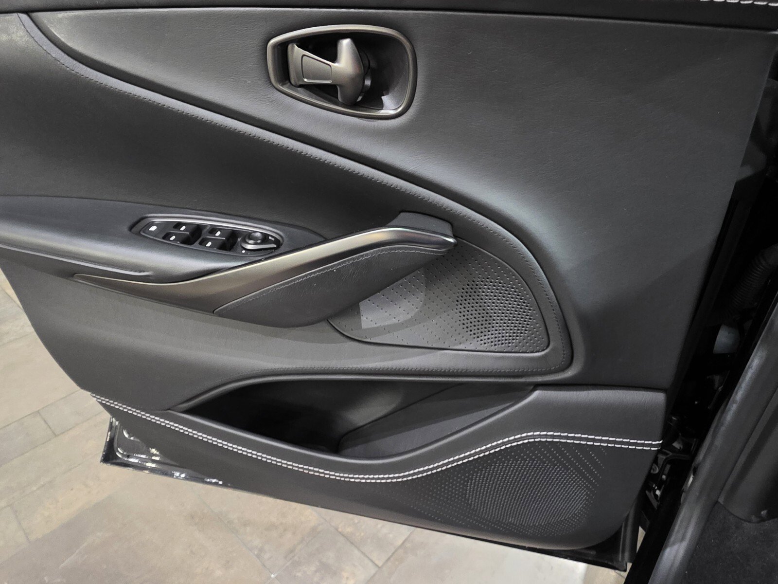 Used 2021 Aston Martin DBX image 16