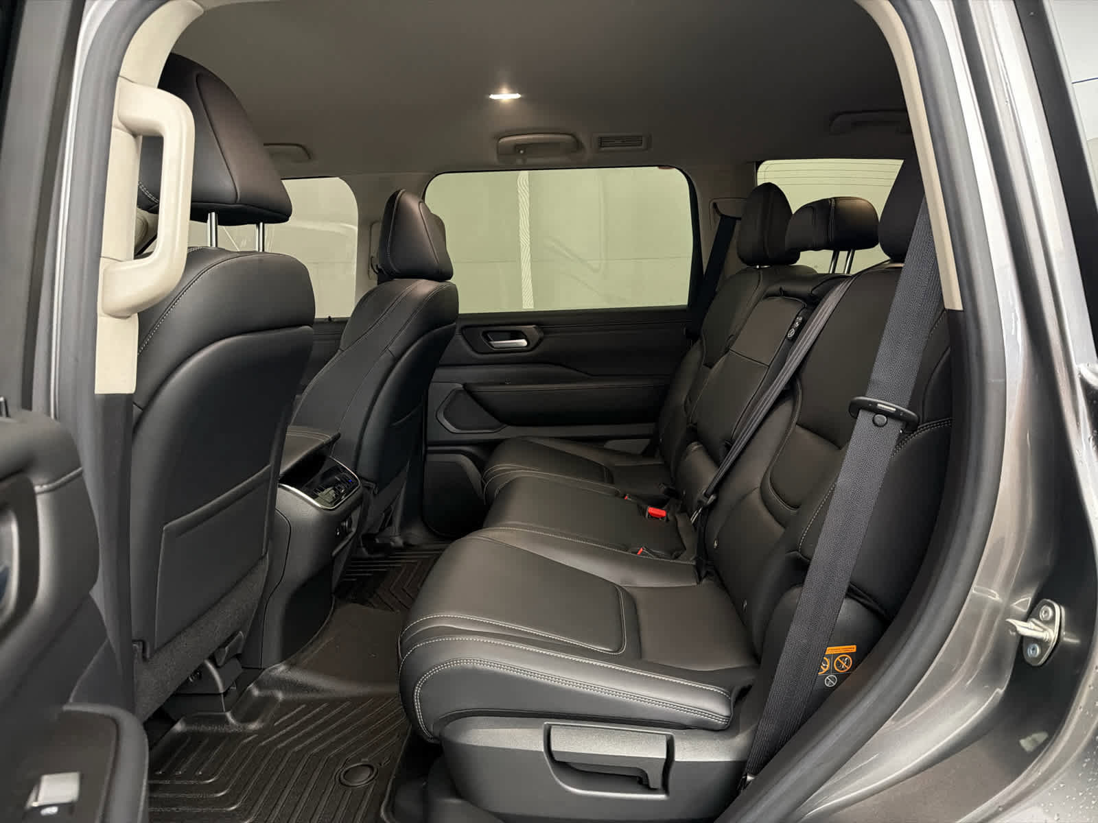 Used 2025 Nissan Armada SV image 16