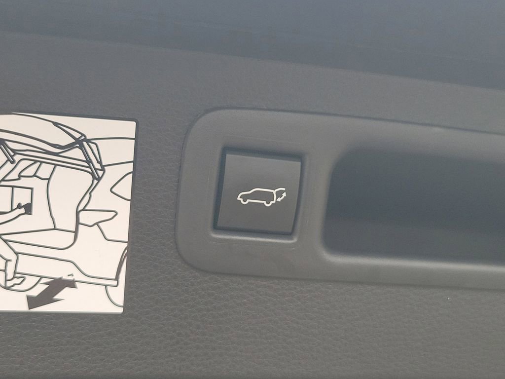 Used 2023 Toyota Highlander Platinum image 18