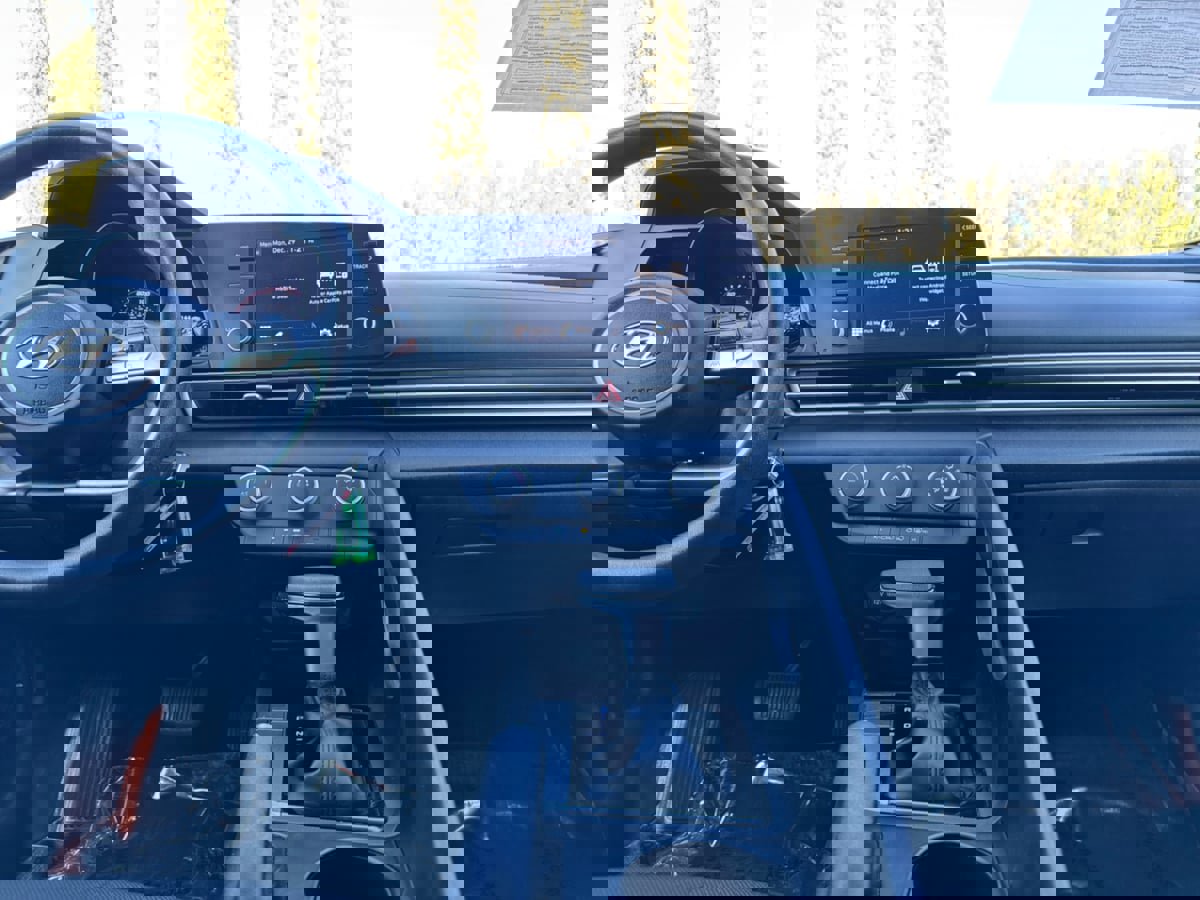 Used 2022 Hyundai Elantra SE image 14