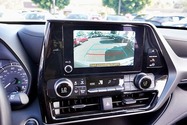 Used 2025 Toyota Highlander LE FWD image 26