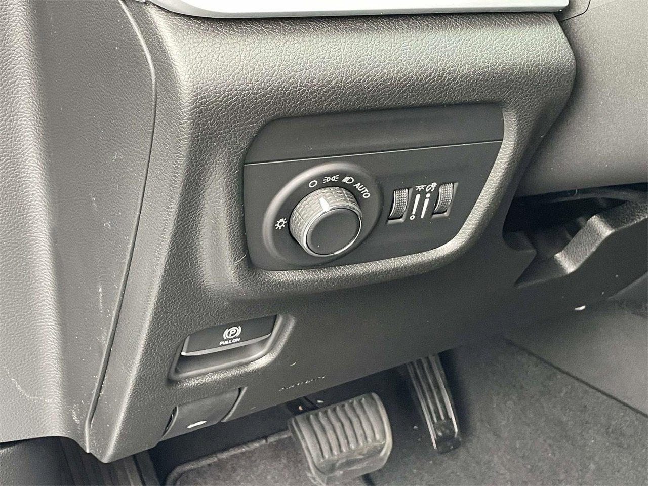 New 2025 Jeep Grand Cherokee Laredo w/ Luxury Tech Group I image 32