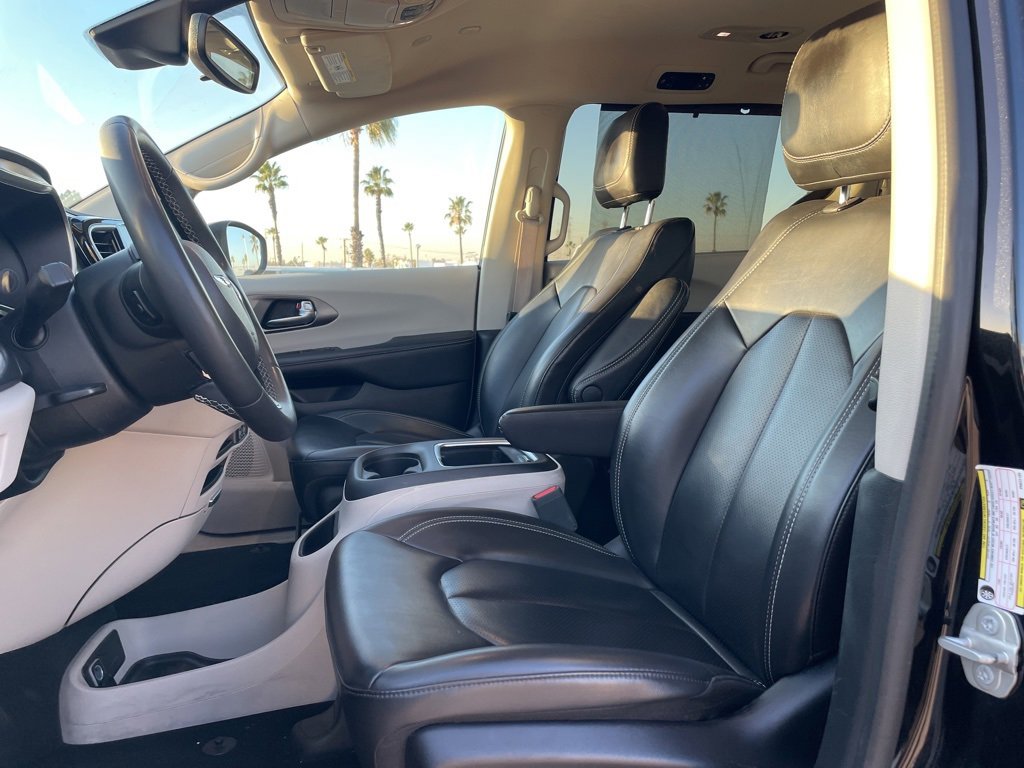 Used 2023 Chrysler Pacifica Touring-L image 7