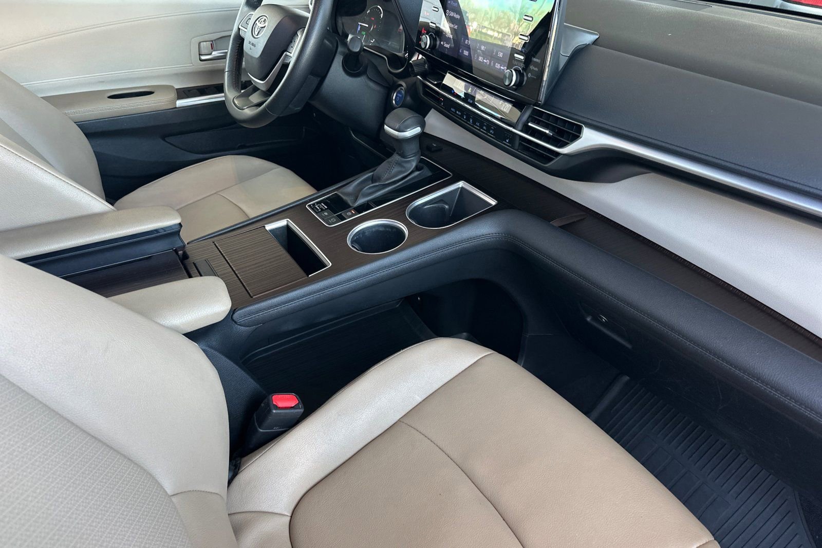 Used 2024 Toyota Sienna XLE image 17