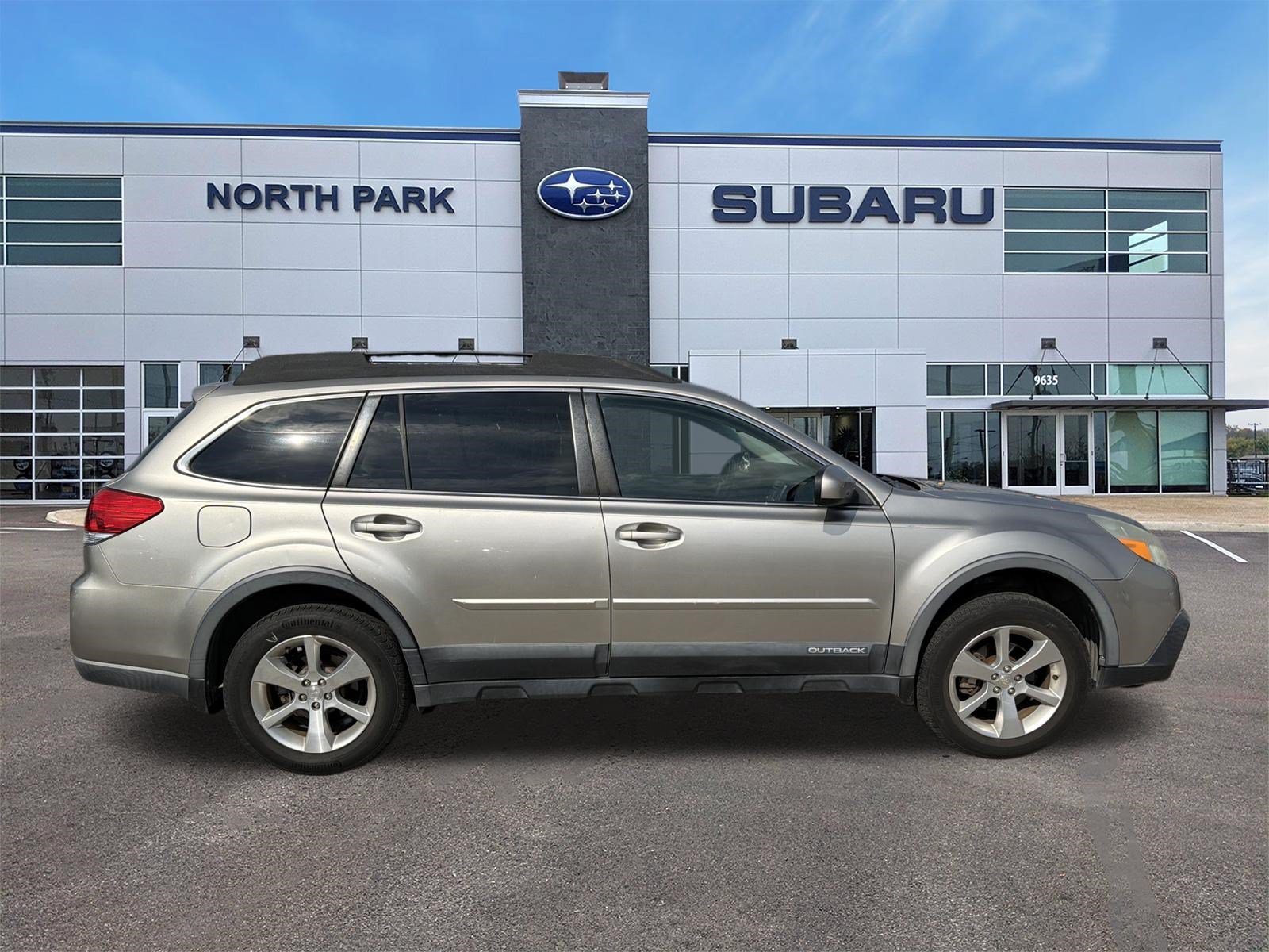 Used 2014 Subaru Outback 2.5i Limited w/ Moonroof Package AWD/4WD image 2