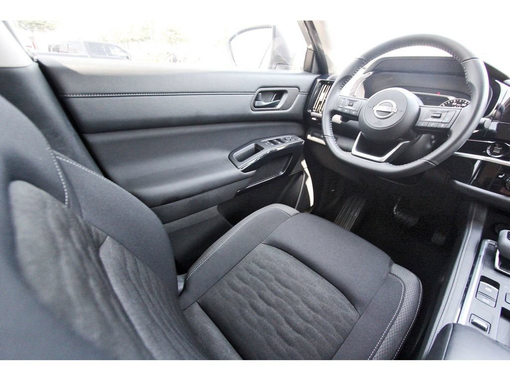 Used 2025 Nissan Pathfinder SV FWD image 6