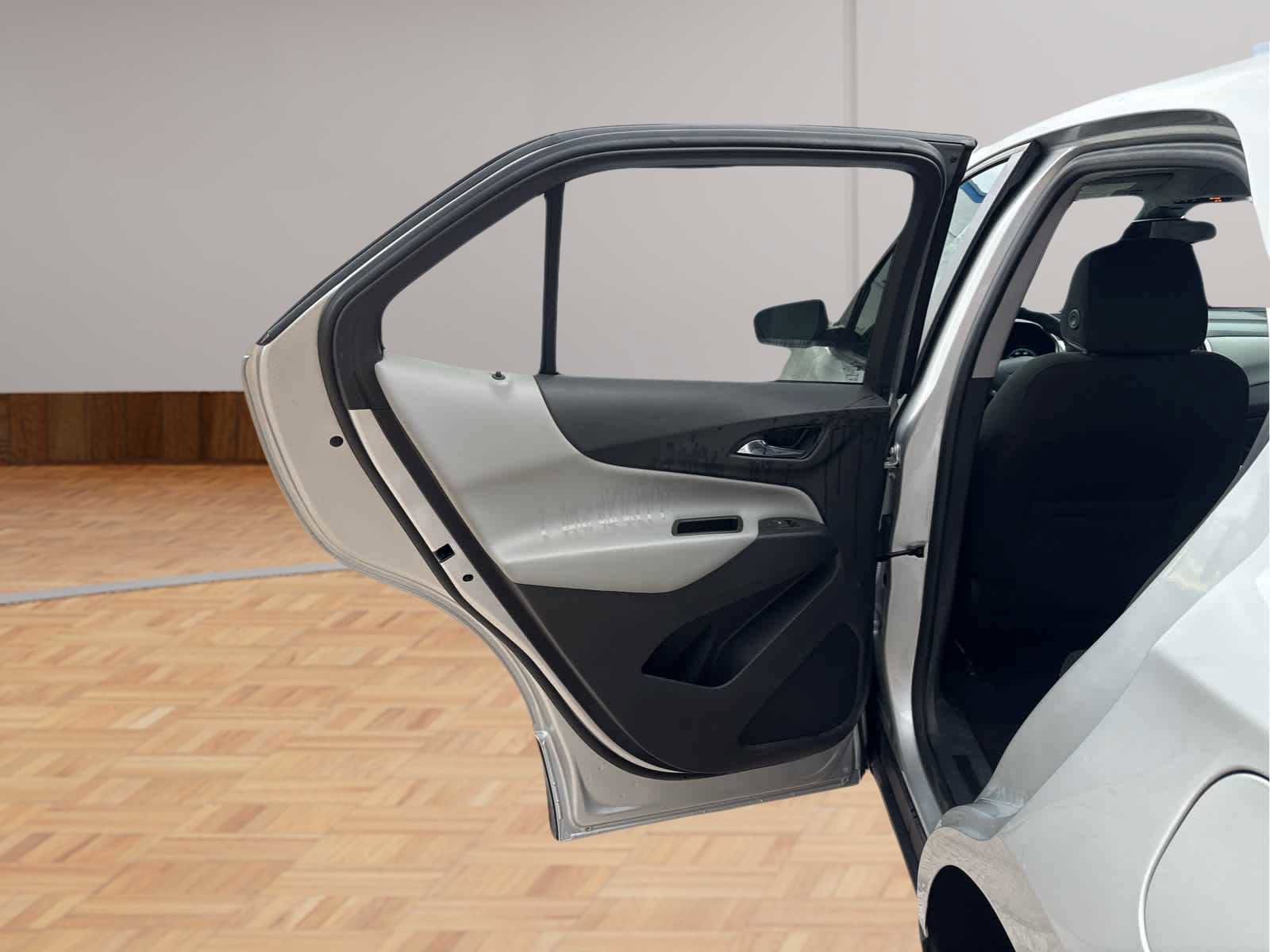 Used 2021 Chevrolet Equinox LS w/ LS Convenience Package image 11