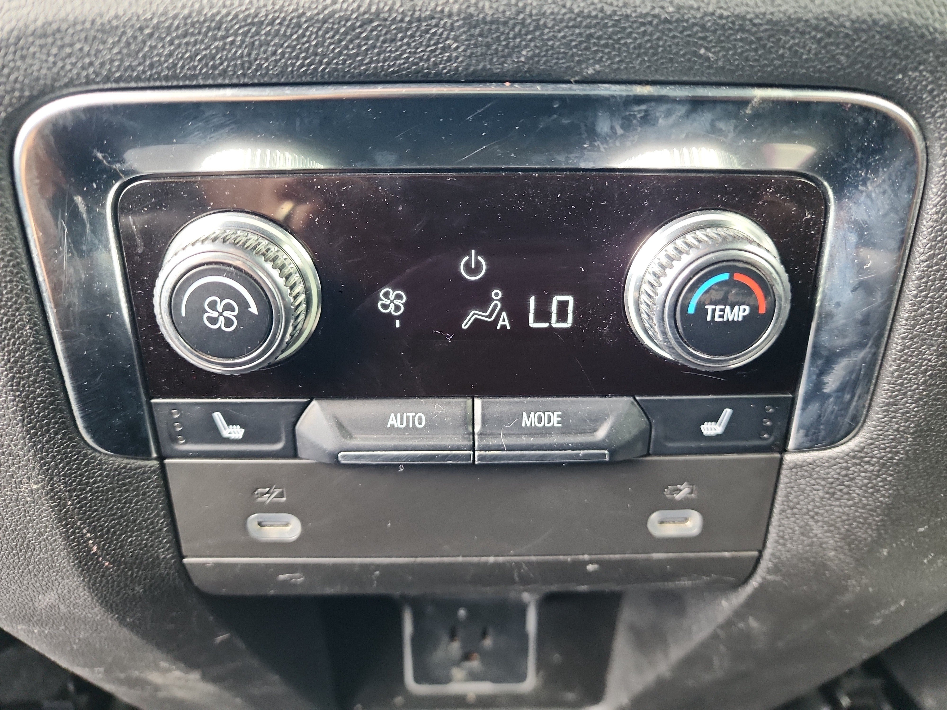 Certified 2024 GMC Yukon XL SLT w/ SLT Luxury Package AWD/4WD image 27