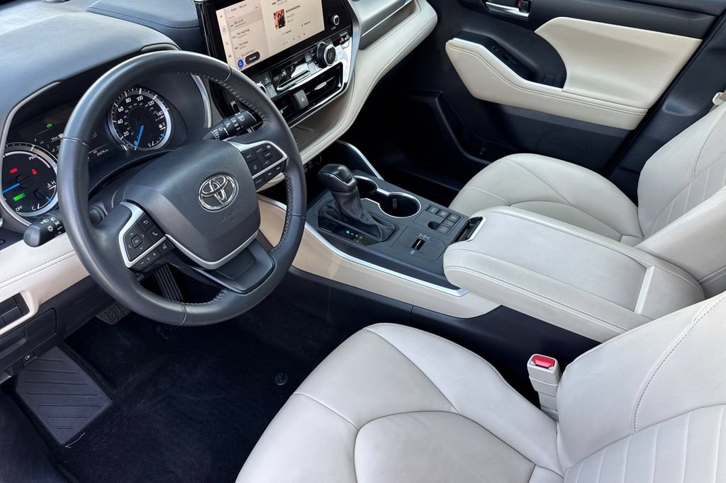 Certified 2025 Toyota Highlander XLE AWD/4WD image 9