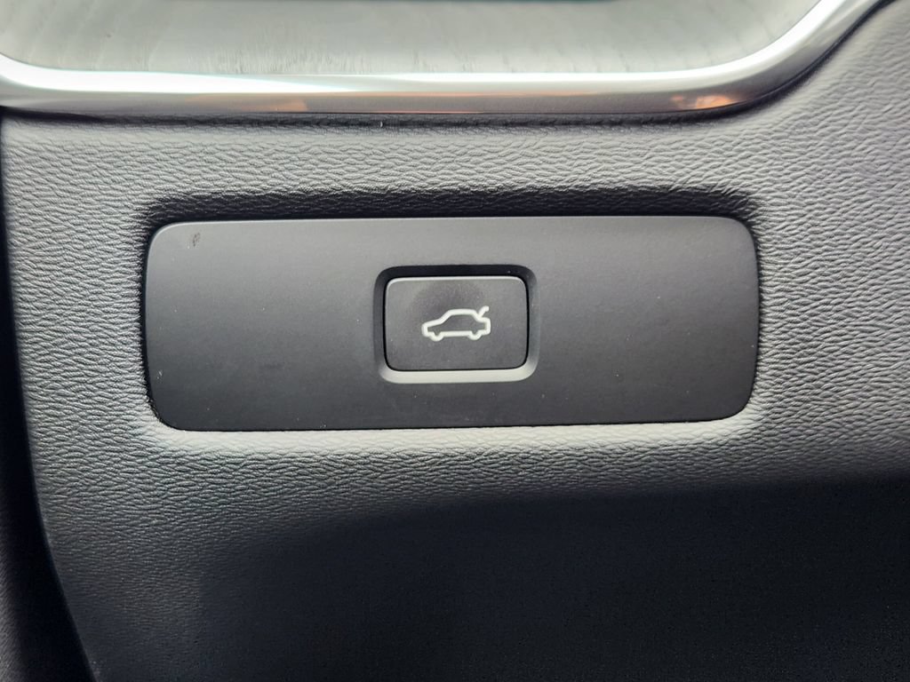 Used 2025 Volvo XC60 B5 Plus w/ Climate Package AWD/4WD image 12
