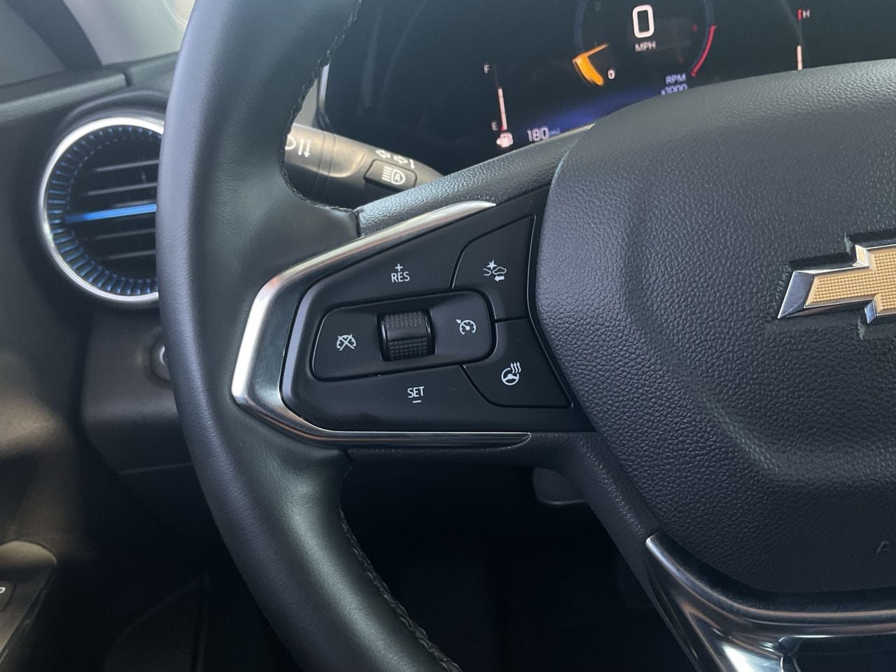 Used 2025 Chevrolet Trax LT w/ LT Convenience Package FWD image 29