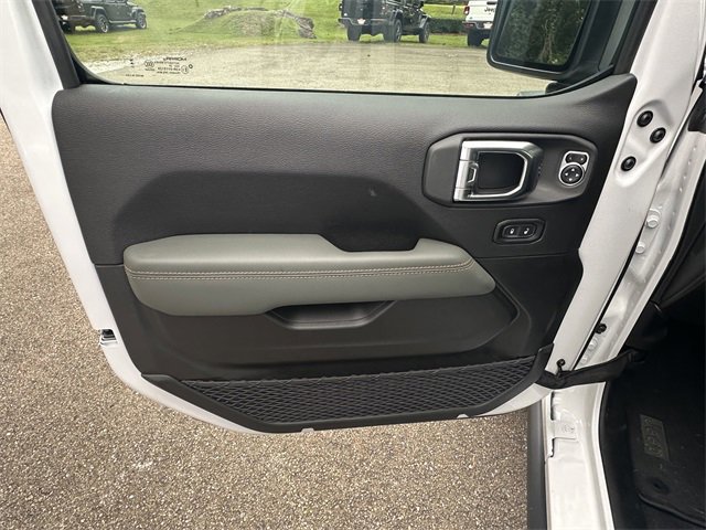 New 2025 Jeep Gladiator Mojave w/ Convenience Group image 10