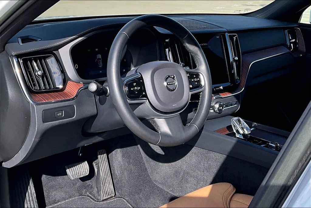 Used 2023 Volvo XC60 B5 Ultimate w/ Climate Package image 17