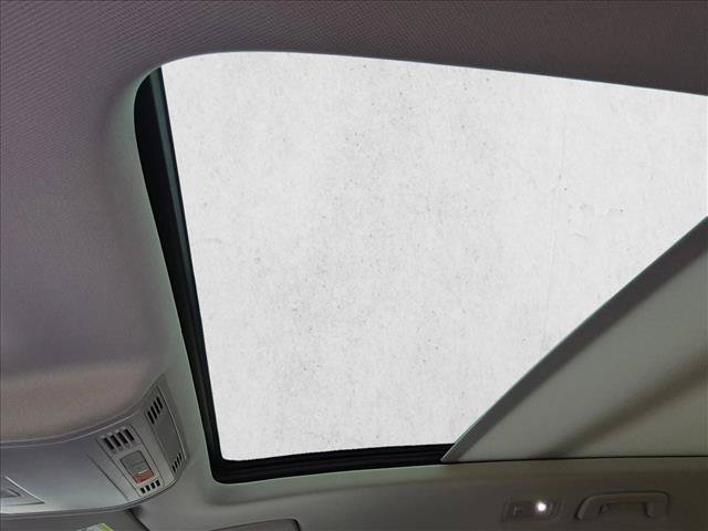 Used 2024 Volkswagen Taos SE w/ Panoramic Sunroof Package FWD image 8