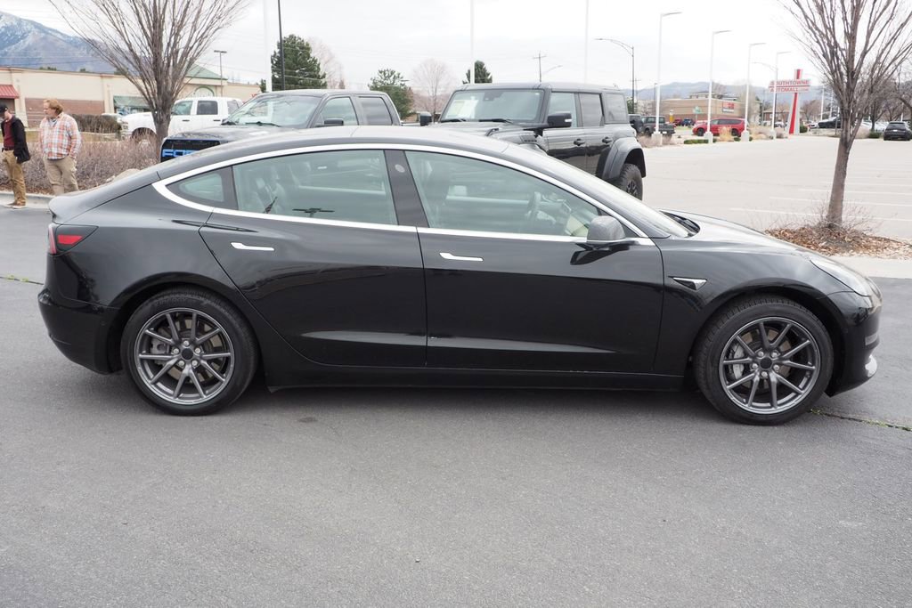 Used 2019 Tesla Model 3 Standard Range Plus image 4