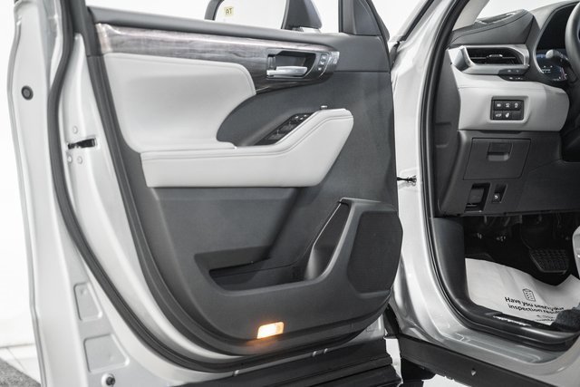 New 2025 Toyota Highlander Platinum image 40