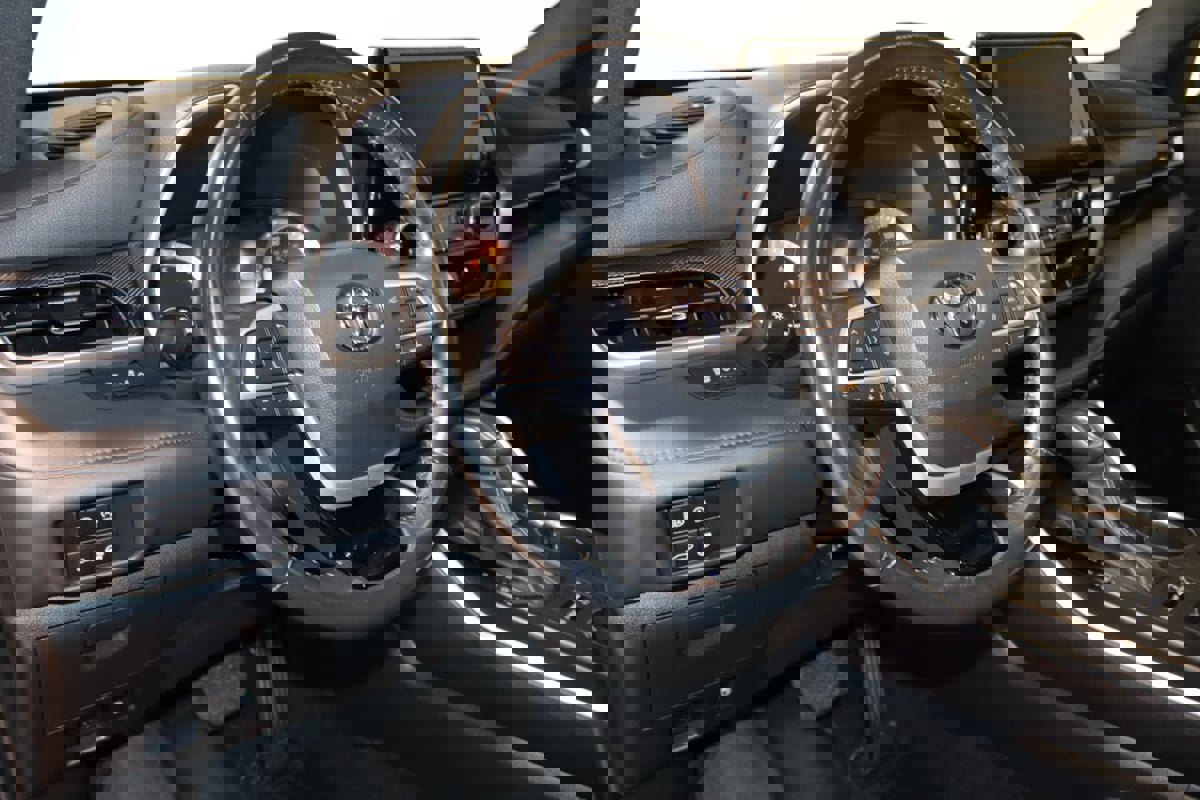 Used 2023 Toyota Highlander L image 38