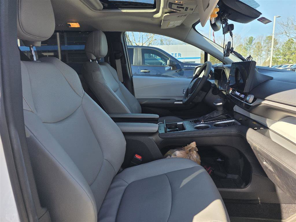Used 2025 Toyota Sienna XLE w/ XLE Plus Package image 17