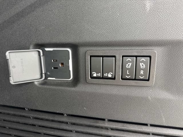 Used 2023 Chevrolet Suburban High Country AWD/4WD image 15