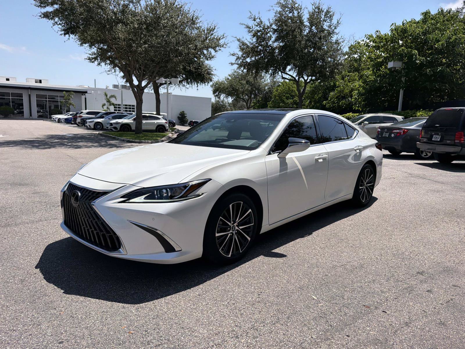 Used 2025 Lexus ES 350 w/ Premium Package FWD image 7