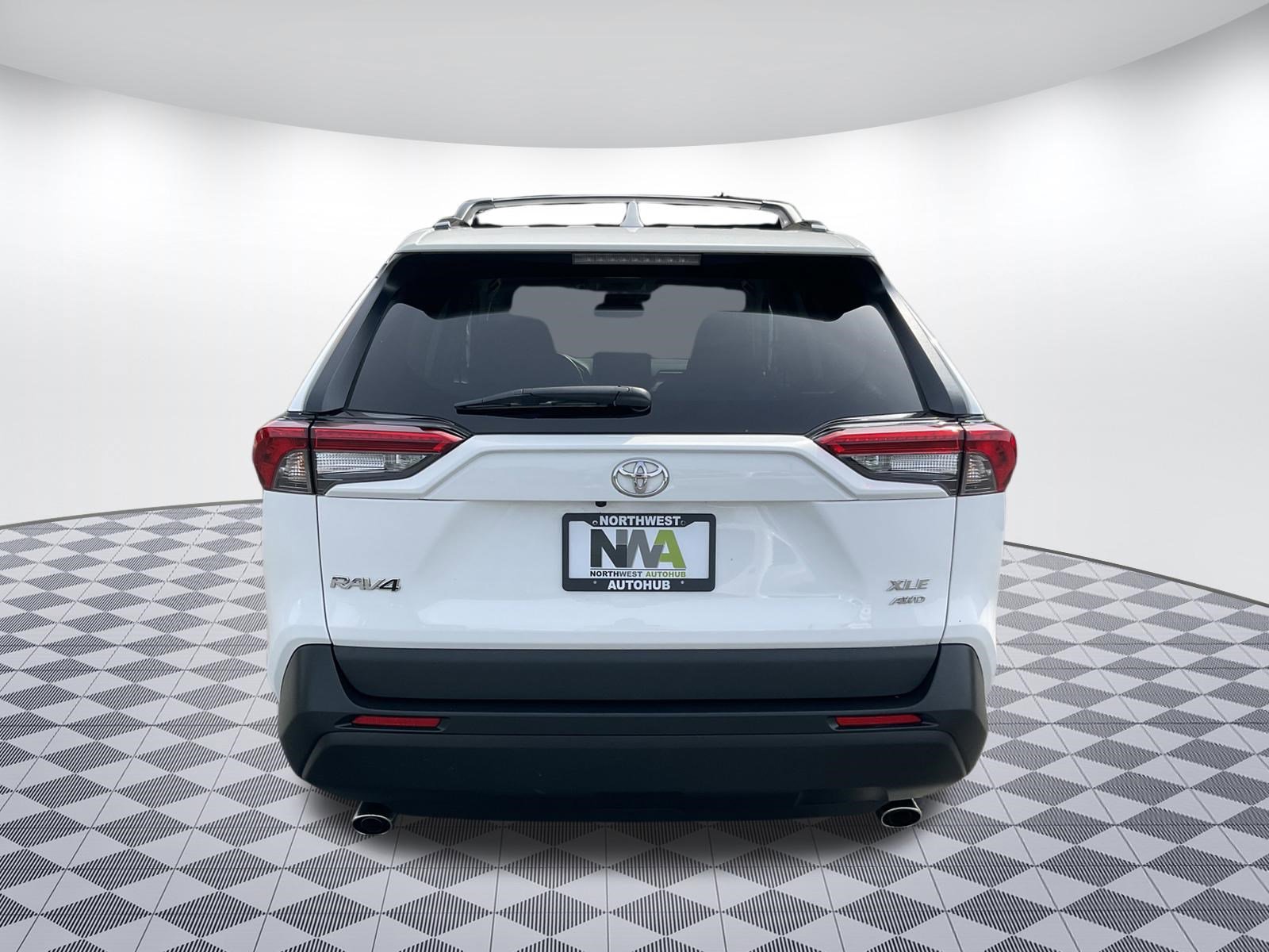Used 2021 Toyota RAV4 XLE w/ XLE Grade Weather Package AWD/4WD image 4