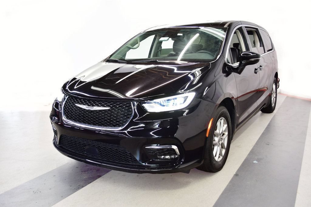 Used 2024 Chrysler Pacifica Touring-L FWD image 8