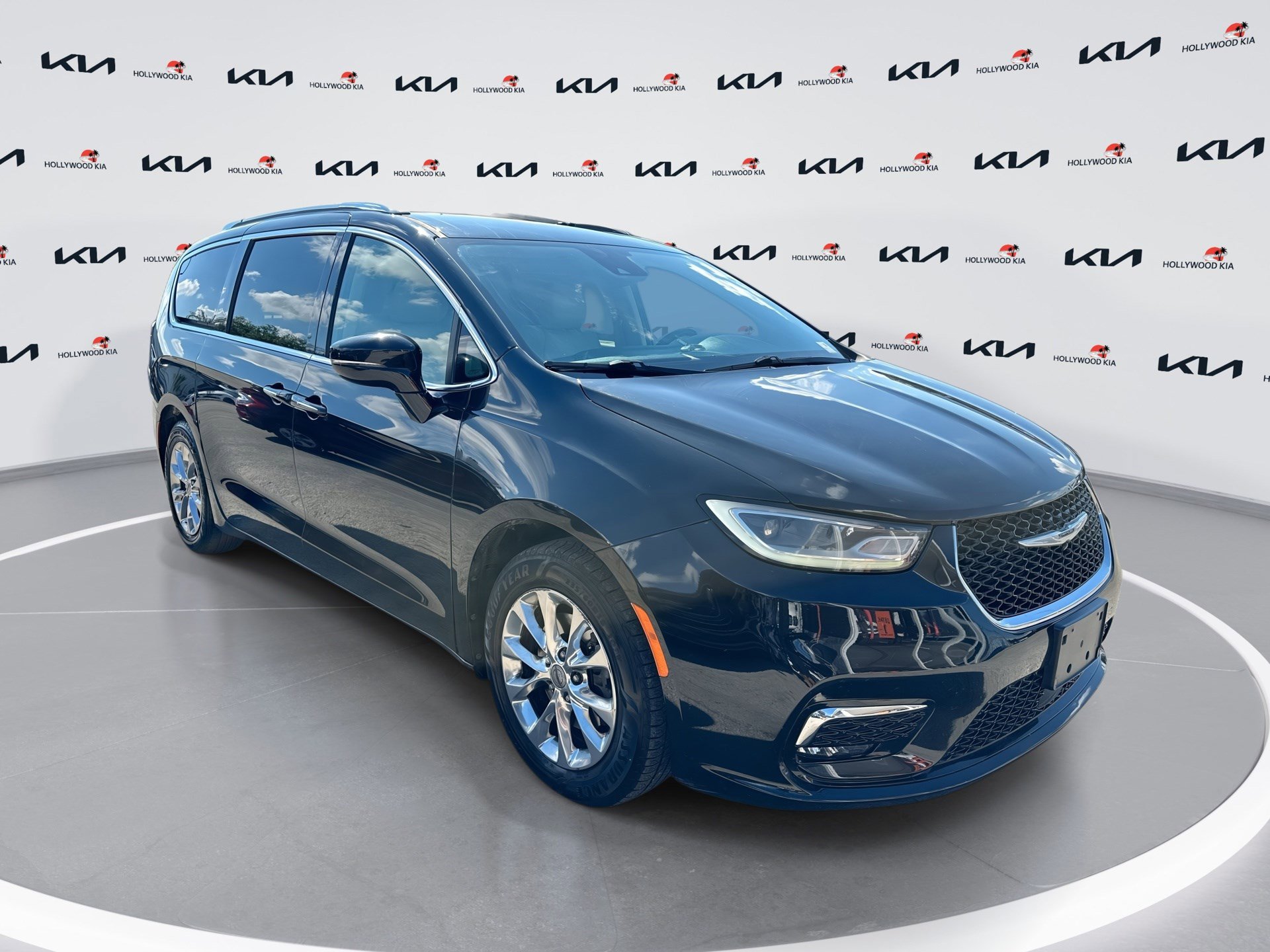 Used 2021 Chrysler Pacifica Touring-L FWD image 1